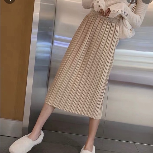 Dresses & Skirts - Long pleated skirt